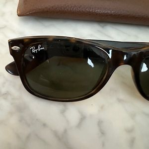 Rayban Wayfarer Tortoise Shell Sunglasses